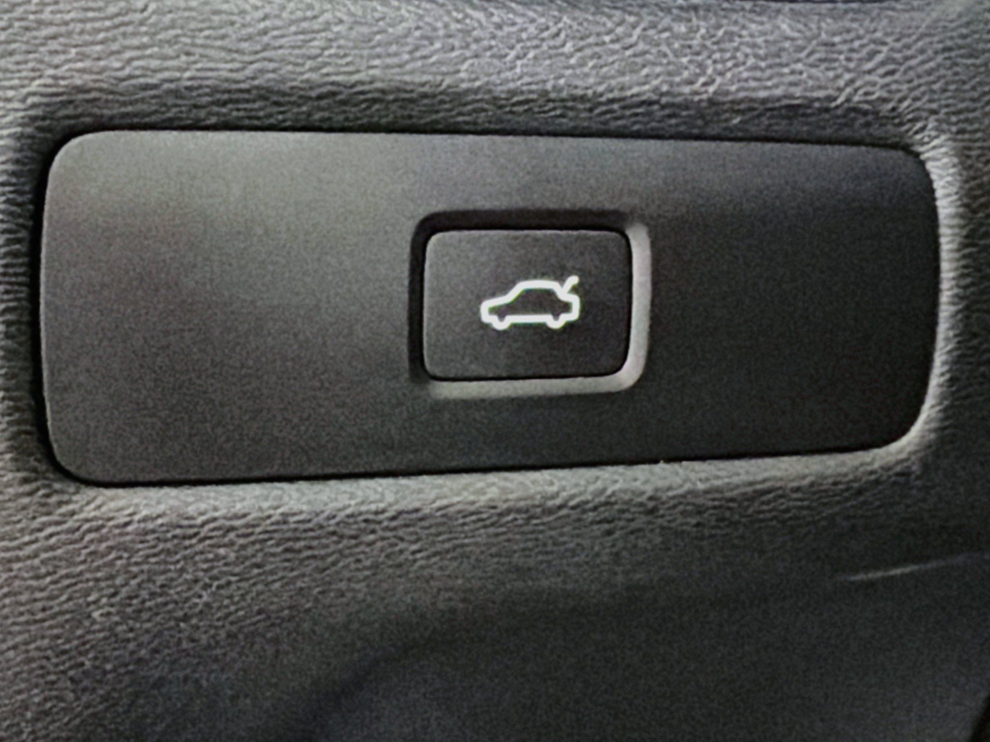 Used 2025 Volvo XC60 B5 Core AWD/4WD image 16