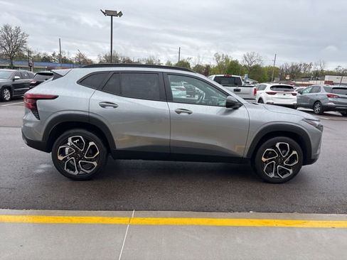 Used 2024 Chevrolet Trax RS w/ Sunroof Package FWD image 5