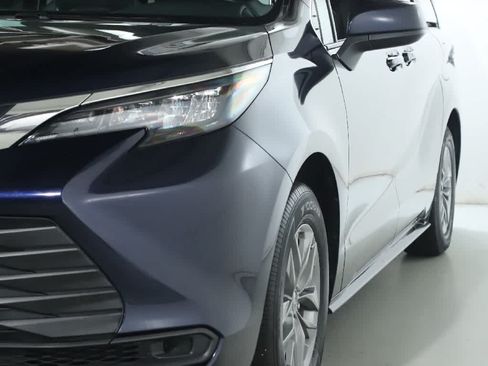 Used 2026 Toyota Sienna LE AWD/4WD image 4