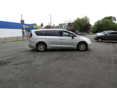Used 2024 Chrysler Pacifica Touring-L FWD image 8