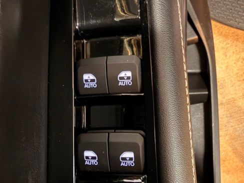 Used 2024 Jeep Wagoneer Series II w/ Flexible Seating Group image 9