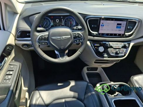 Used 2023 Chrysler Pacifica Touring-L FWD image 11