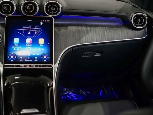 Used 2025 Mercedes-Benz GLC 300 4MATIC image 14