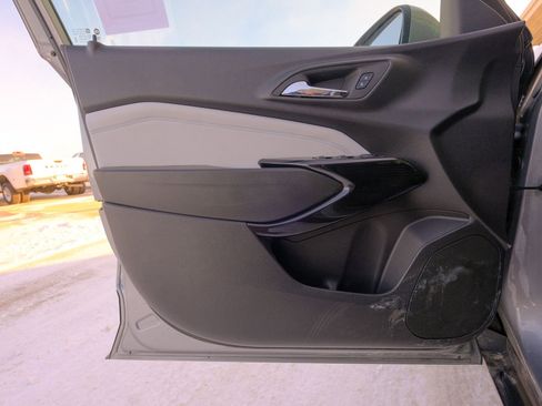 Used 2025 Chevrolet Trax LT image 25