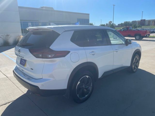 Used 2025 Nissan Rogue SV AWD/4WD image 4