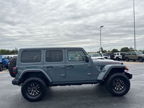 Used 2025 Jeep Wrangler Unlimited Rubicon AWD/4WD image 2