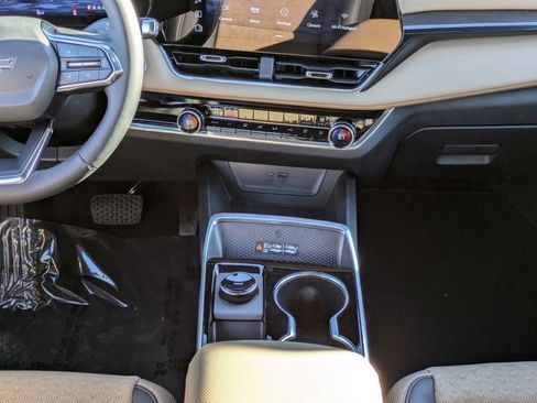 New 2025 Chevrolet Equinox ACTIV w/ Safety and Technology Package FWD image 18