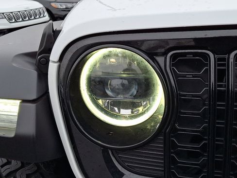 Certified 2025 Jeep Wrangler Willys image 9