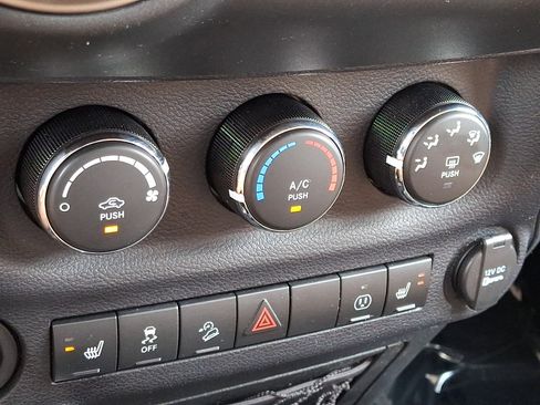 Used 2016 Jeep Wrangler Unlimited Sahara AWD/4WD image 15