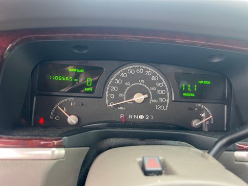 Used 2003 Lincoln Town Car Signature RWD image 30