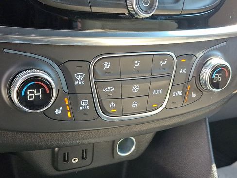 Used 2023 Chevrolet Traverse LT image 15