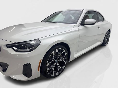 Used 2025 BMW 230i Coupe w/ M Sport Package image 11