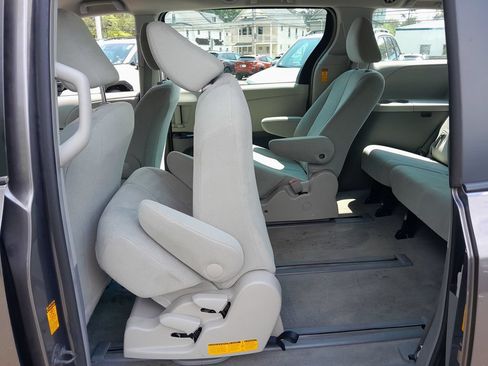 Used 2014 Toyota Sienna L FWD image 29