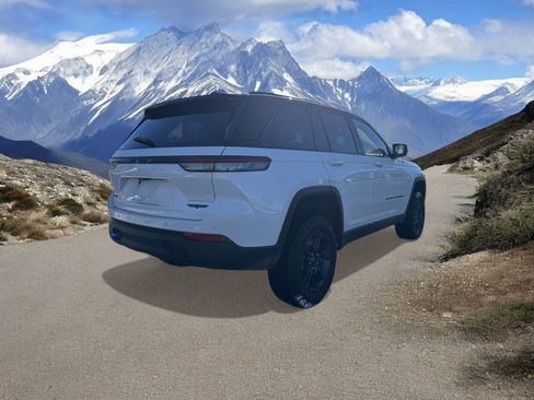 Used 2024 Jeep Grand Cherokee Trailhawk image 5