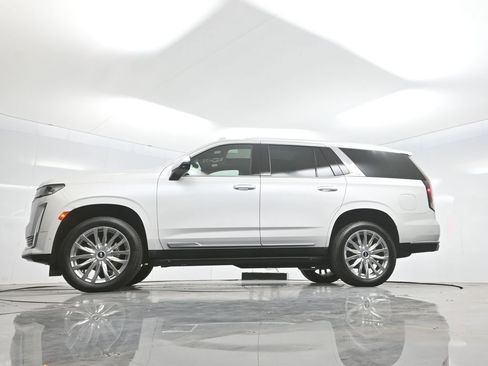 Used 2022 Cadillac Escalade Premium Luxury AWD/4WD image 7