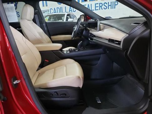 Used 2024 Cadillac XT4 Luxury w/ Cold Weather Package AWD/4WD image 18