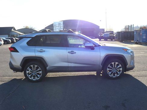 Used 2019 Toyota RAV4 XLE Premium image 4