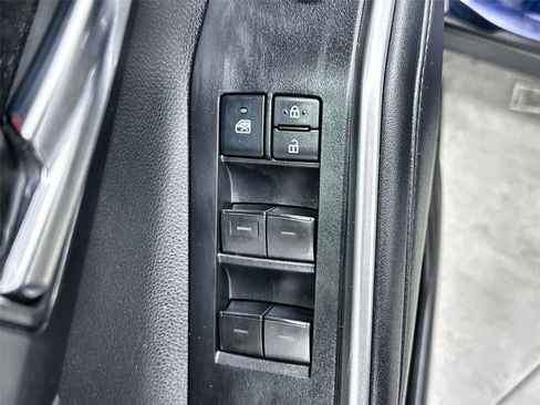 Used 2022 Toyota Highlander XLE AWD/4WD image 12