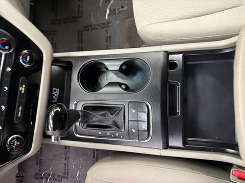Used 2016 Kia Sedona LX w/ Option Group 020 FWD image 30