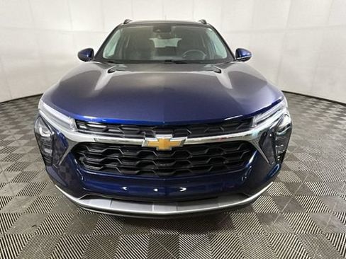 Used 2024 Chevrolet Trax LT w/ Sunroof Package FWD image 7