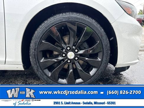 Used 2018 Chevrolet Malibu Premier w/ Premier Sun and Wheel Package FWD image 4