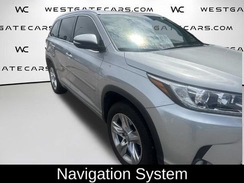 Used 2017 Toyota Highlander Limited FWD image 2