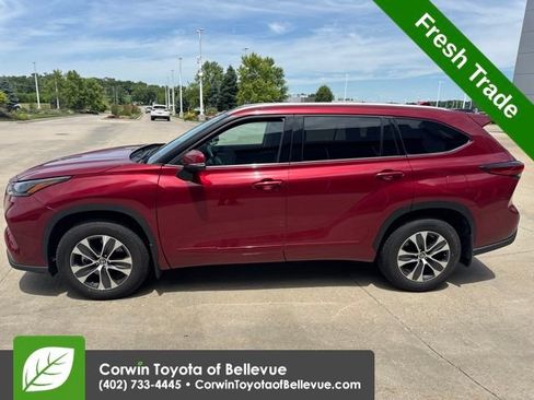 Used 2022 Toyota Highlander XLE AWD/4WD image 12