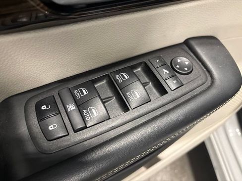 Used 2024 Chrysler Pacifica Limited FWD image 11