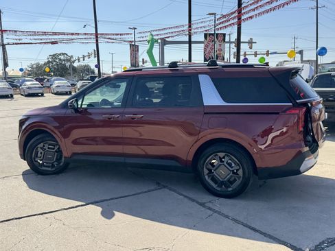 Used 2025 Kia Carnival EX image 11