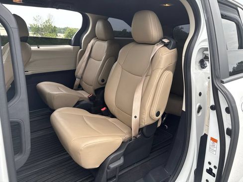 Used 2024 Toyota Sienna XLE FWD image 17