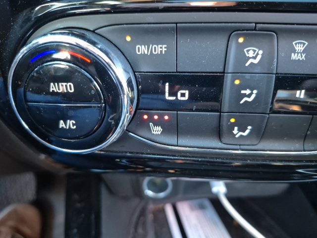 Used 2025 Chevrolet Trax RS w/ Sunroof Package FWD image 4