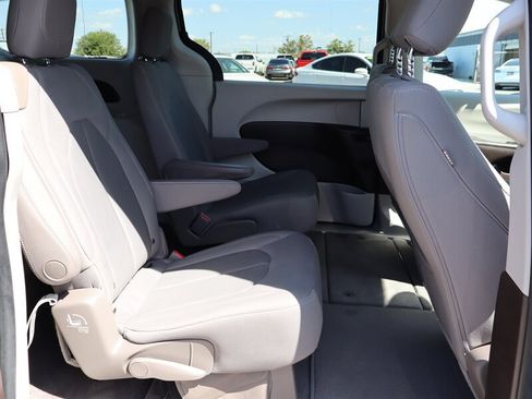 Used 2017 Chrysler Pacifica LX FWD image 9