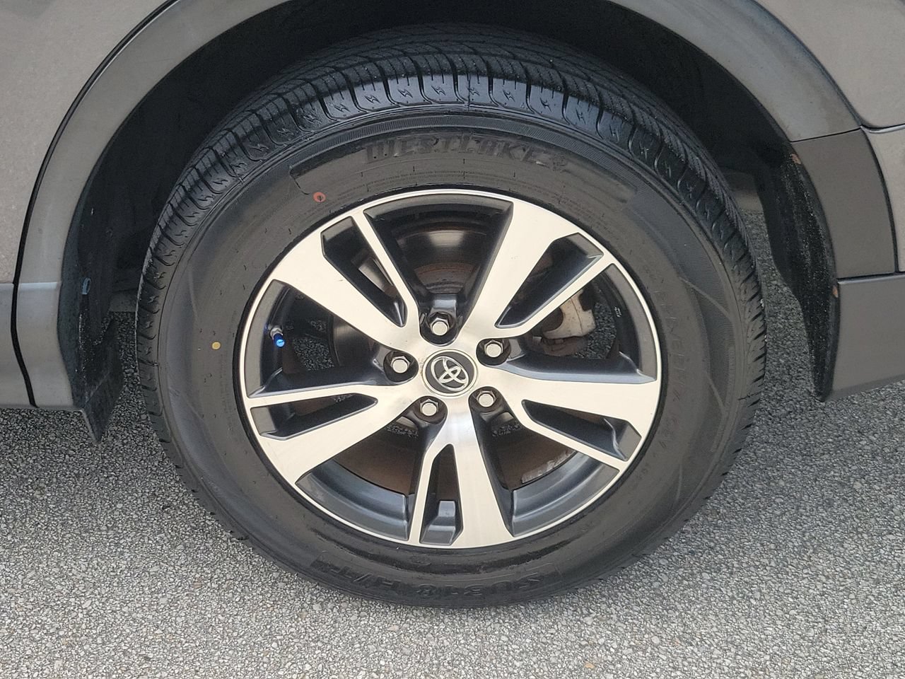 Used 2018 Toyota RAV4 XLE FWD image 5