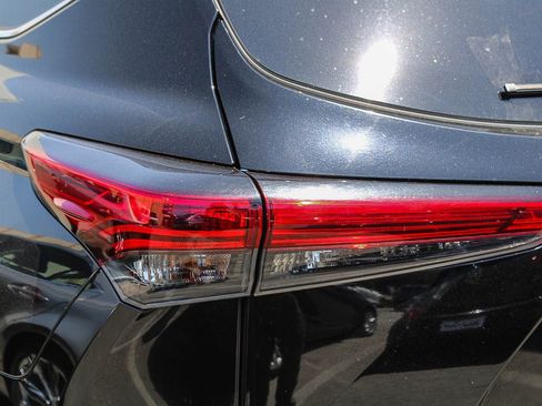 Used 2023 Toyota Highlander LE FWD image 10