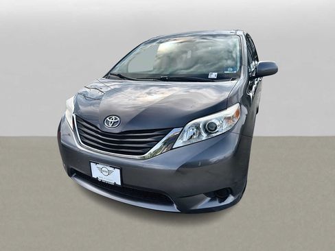 Used 2012 Toyota Sienna LE FWD image 1