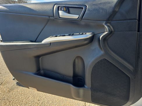 Used 2012 Toyota Camry L image 24