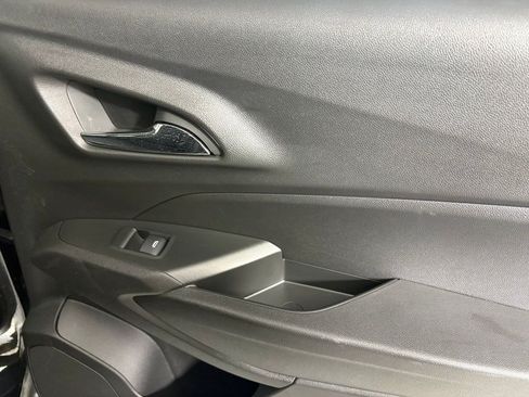 Used 2025 Chevrolet Trax LT FWD image 15