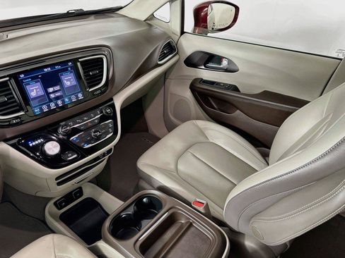 Used 2018 Chrysler Pacifica Touring-L w/ Advanced Safetytec Group FWD image 24