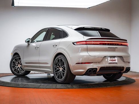 Used 2025 Porsche Cayenne GTS image 3