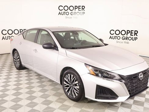 Used 2024 Nissan Altima 2.5 SV image 1