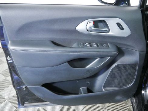 Used 2025 Chrysler Pacifica Limited FWD image 19
