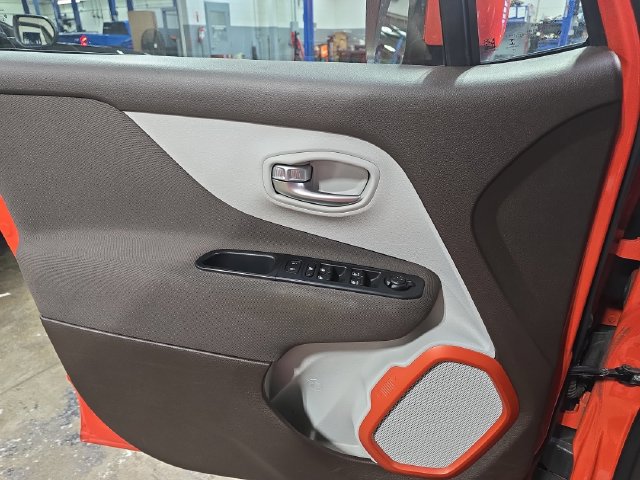 Used 2017 Jeep Renegade Latitude w/ Cold Weather Group AWD/4WD image 28