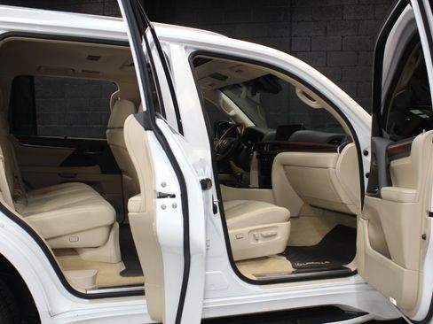 Used 2021 Lexus LX 570 4WD w/ Luxury Package image 31