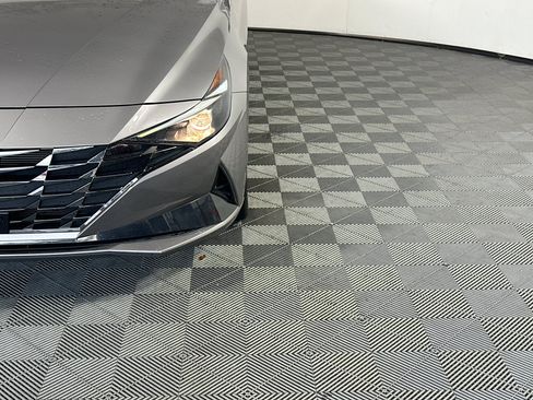 Used 2022 Hyundai Elantra SEL w/ Convenience + Premium Package FWD image 9
