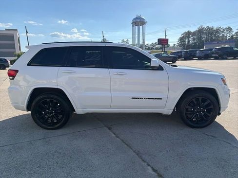 Used 2017 Jeep Grand Cherokee Altitude RWD image 5