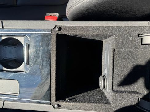 Used 2019 Jaguar F-PACE Premium image 31