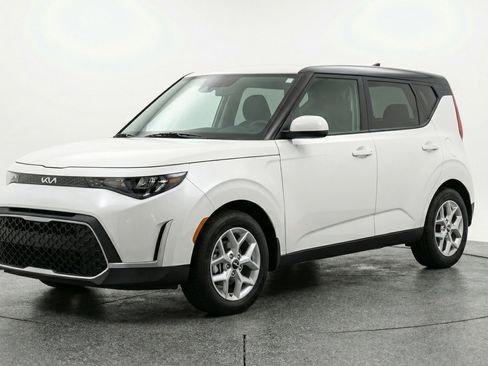 Used 2025 Kia Soul LX w/ LX Technology Package FWD image 3