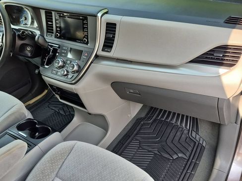 Used 2019 Toyota Sienna LE FWD image 20