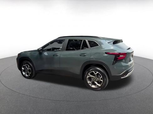 Used 2025 Chevrolet Trax LT FWD image 10