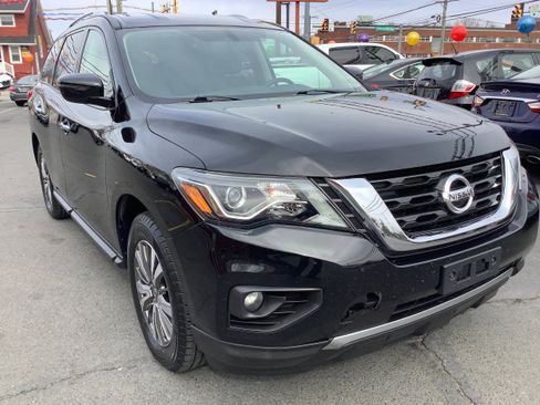 Used 2019 Nissan Pathfinder SV image 2